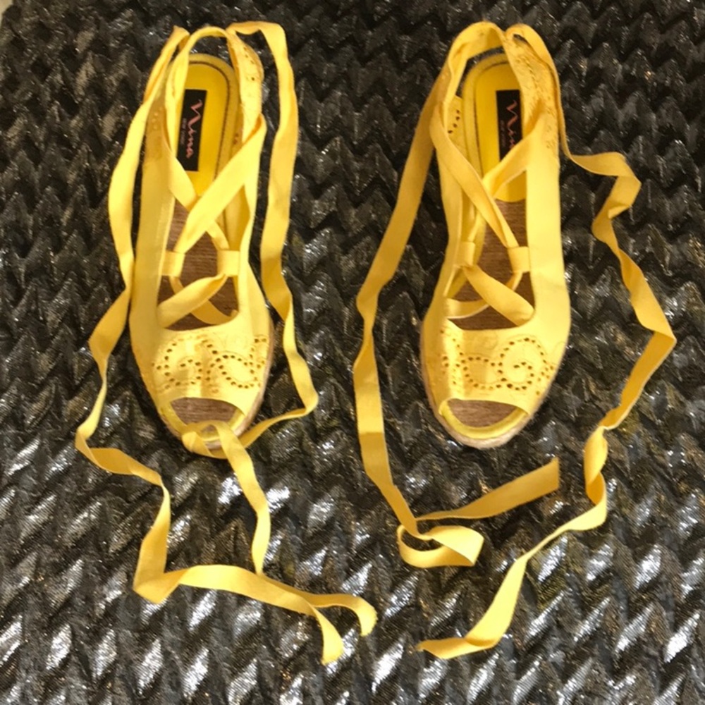 Beautiful Nina brand yellow ankle tie ups! NWOT. - Picture 1 of 4
